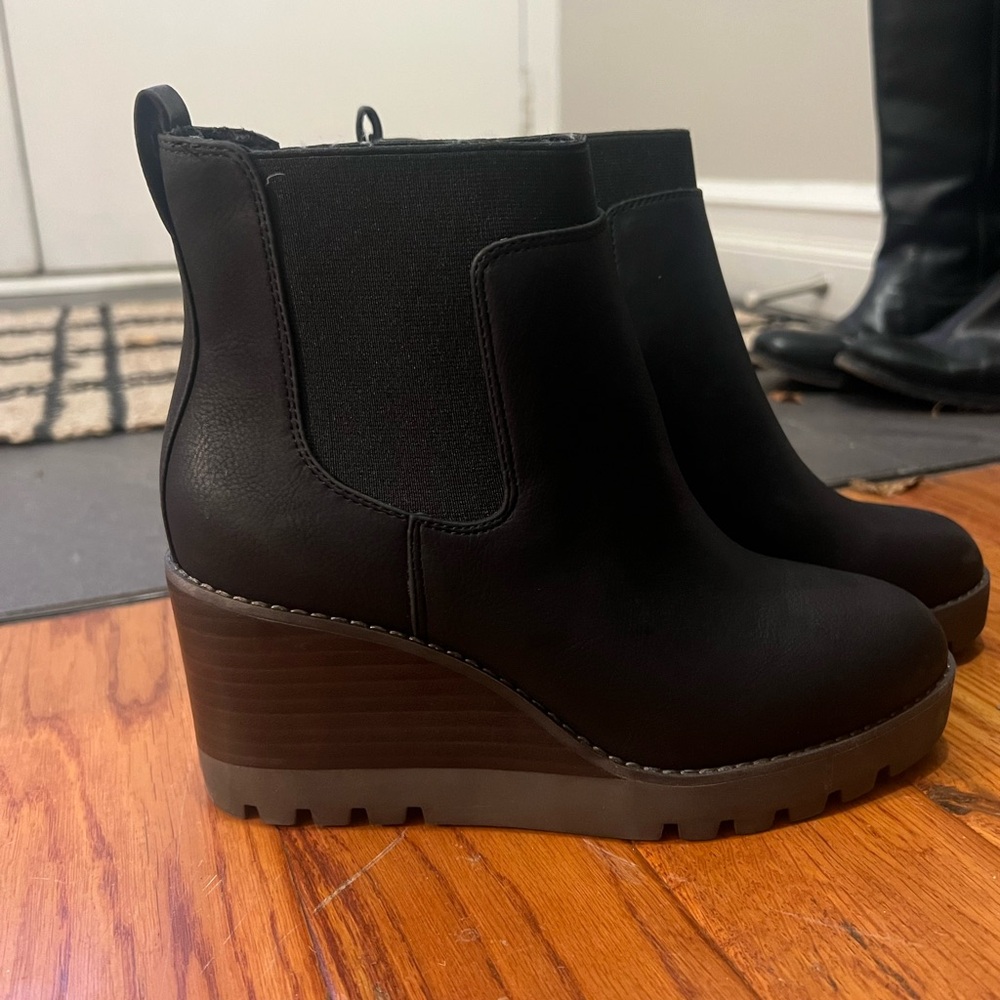 New Crown Vintage Wedge Booties